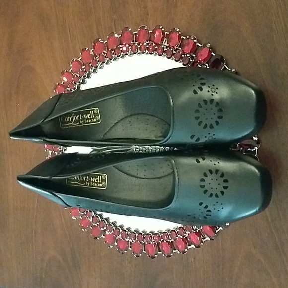 Perforated Flower Comfort Shoes (11 Wide) (NWOT) - Picture 1 of 5